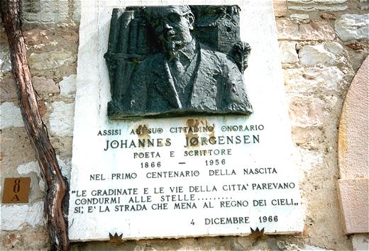 Relief af Johannes J&oslash;rgensen opsat p&aring; hans bop&aelig;l i Assisi