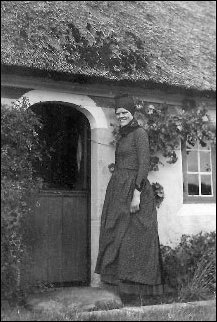 Anne Ipsen som ung pige i Fan&oslash;dragt foran Sydhuset i 1952