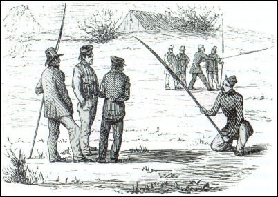 V&aelig;bningssoldater tr&aelig;nes her i kamp med udrakte leer p&aring; lange stager