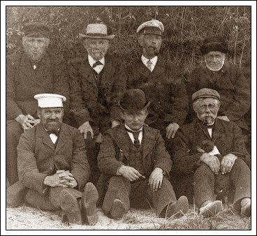 Kong Neptuns rastl&oslash;se dyrkere. Udsnit af st&oslash;rre foto fra B&oslash;rsen, S&oslash;nderho Havn, formentlig omkring 1900-1910. Foto Sonnich Thomsen, S&oslash;nderho