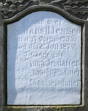 Gravstenen med indskriften over skipper Hans H. Jessen og hans tre koner