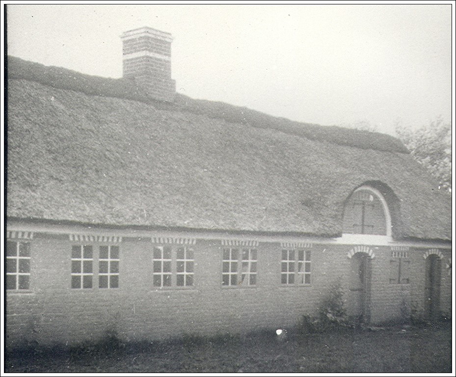 Foto af huset formentlig taget ret kort tid efter dets genopf&oslash;relse p&aring; Frilandsmuseet