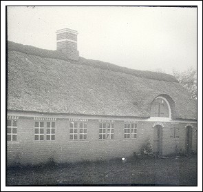 Foto af huset formentlig taget ret kort tid efter dets genopf&oslash;relse p&aring; Frilandsmuseet
