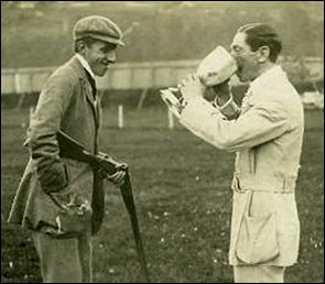 Alfonso XIII med en stor s&oslash;lvpokal