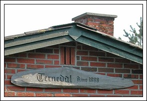 Fangstmandens lille hus her nok i lettere moderniseret udgave, men med &aring;rstallet 1888 for grundl&aelig;ggelsen af Ternedal Fuglek&oslash;je