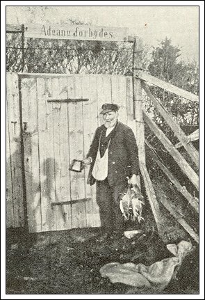 Fangst- og k&oslash;jemand Jes Mathiesen Knudsen foran indgangen til S&oslash;nderho Gamle Fuglek&oslash;je