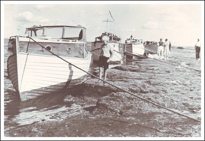 Motorb&aring;de fra Ribe i sejlrenden ude ved H&oslash;nen