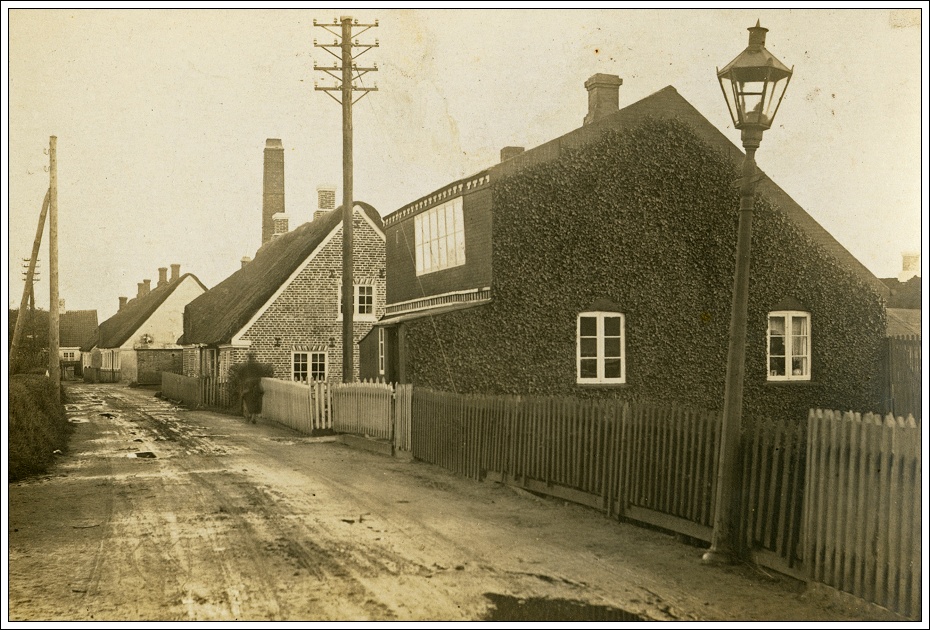 De to kåvere sydvest for Sønderho på Fanø fotograferet fra tagryggen på fotografens hus, Landevejen 40 i Sønderho af J.W. Thomsen