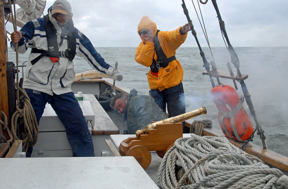 En kanonsalut affyres da vi befinder os i den korrekte position ud for &AElig; K&aring;ver