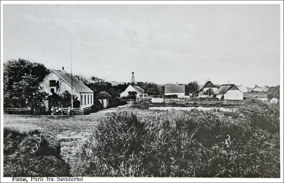 Æ kåver og i forgrunden Sønder Land med toldkontrollørens hus til venstre