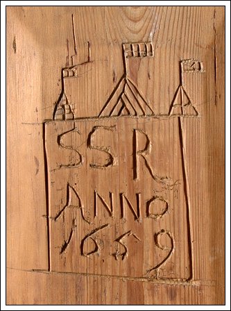 Den ældste afbildning af Æ Kaaver. Tre båker skåret som graffiti i 1659 på stolestade fra den gamle Sønderho Kirke