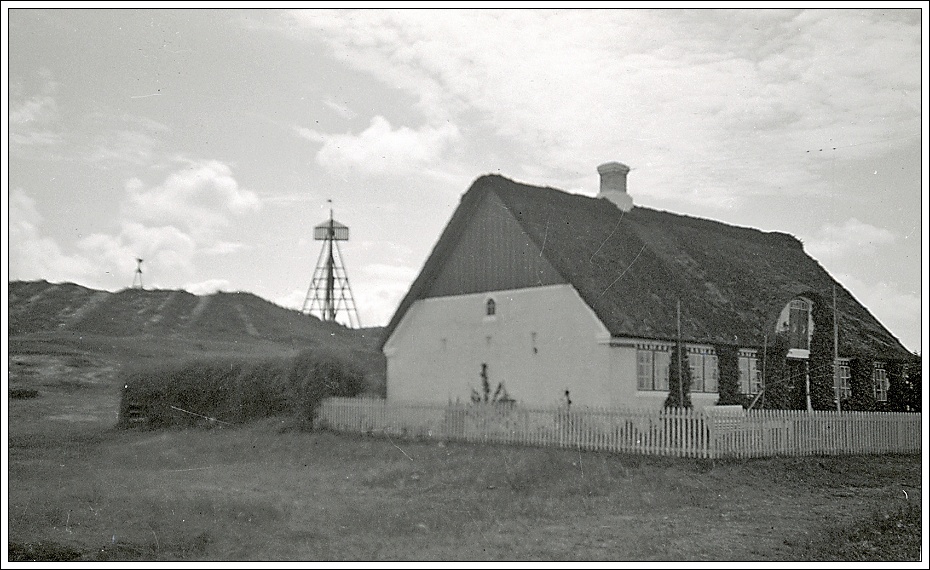 Kåverhuset i Sønderho med bag- og forbåken i baggrunden
