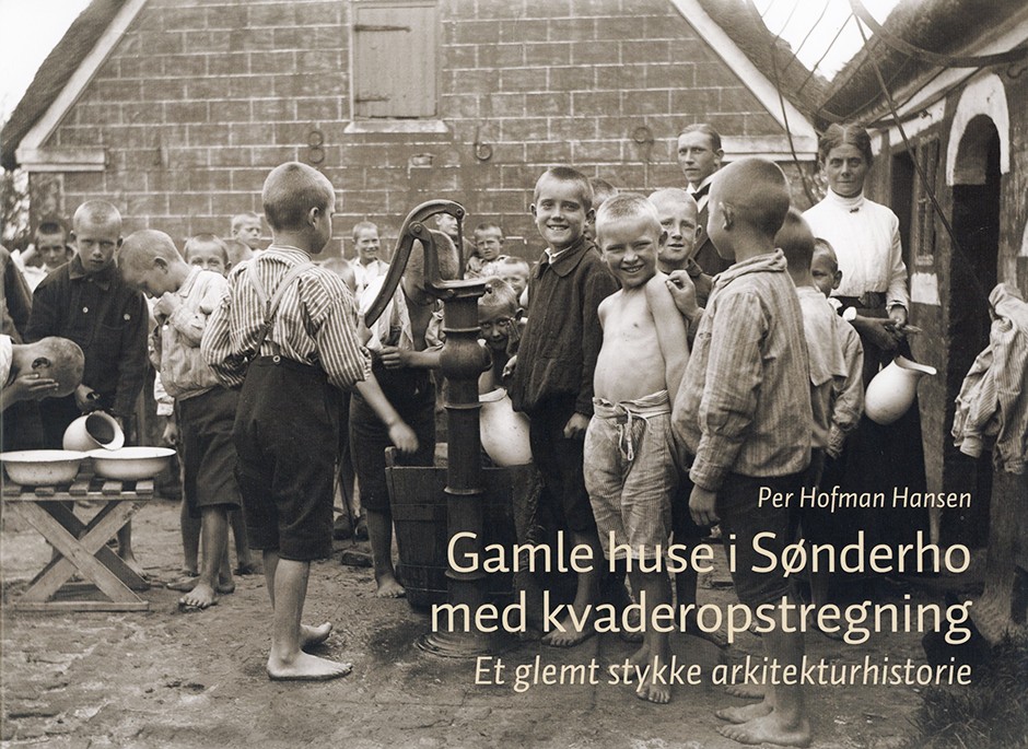 Rudolphs Minde, &Oslash;ster Land 27, i S&oslash;nderho med kvaderopstregning p&aring; vestgavlen fotograferet 1916