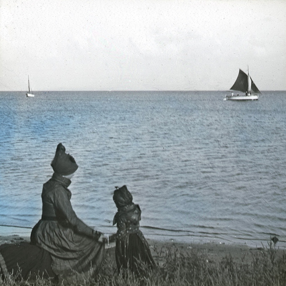 Sønderhokone med lille pige ser ud over vandet fra Sønderho havn