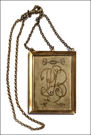 Medaillonens bagside med S&oslash;r&oslash;verens tre sammenslyngede initialer