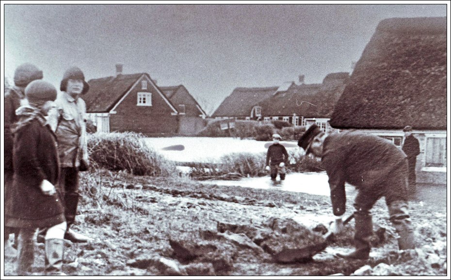 Vandet tr&aelig;ngte ind alle steder under stormfloden i S&oslash;nderho 1928