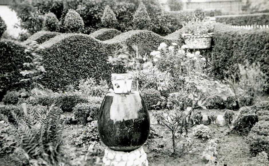 Staudebedets midterparti udg&oslash;res af den stor omvendte glasklokke