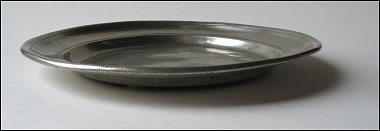 Schmalrandteller. Heinrich Schrotz und Ortshinweis des Freiburg im Breisgau