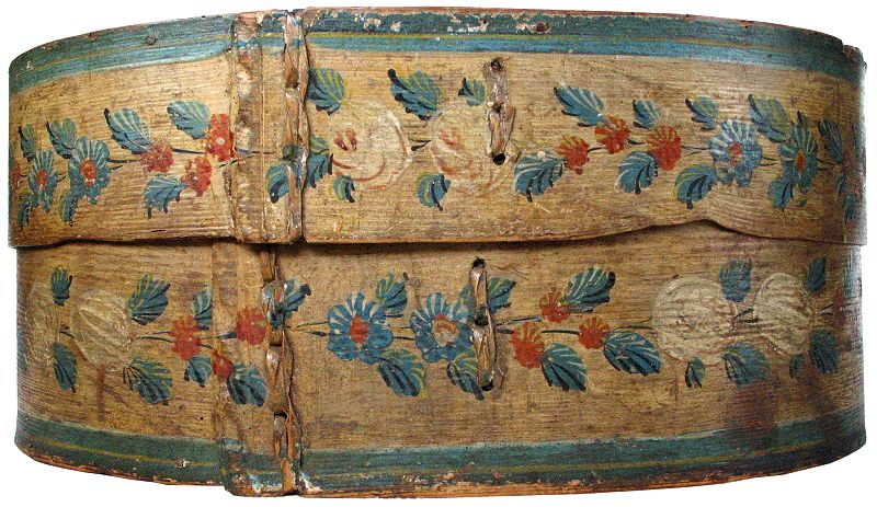 Sp&aring;n&aelig;sken set fra siden dekoreret med blomsterornamenter