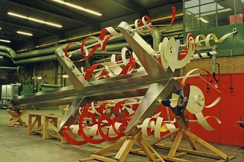 Skulpturen er nu befriet for sit beskyttende tapet, og det flotte polerede rustfrie st&aring;l kommer til syne