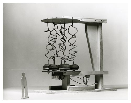 Endnu en modelskitse af Ultvedts skuptur, her forsynet med en lille underliggende motor