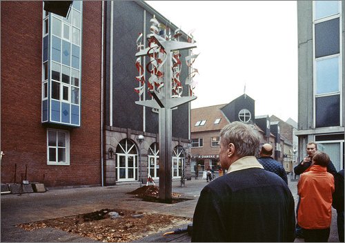 Per-Olof Ultvedt fotograferet under opstillingen af skulpturen i oktober 1996