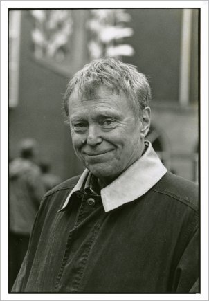 Per-Olof Ultvedt foran Monument for Bev&aelig;gelsen fotograferet 1996 af Lars Bay